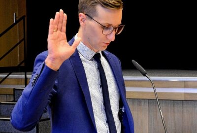 Neuer Bürgermeister von Plauen vereidigt - Tobias Kämpf hat heute seinen Dienst angetreten. In der Stadtratssitzung bestätigte er die Verpflichtungserklärung.Foto: Karsten Repert