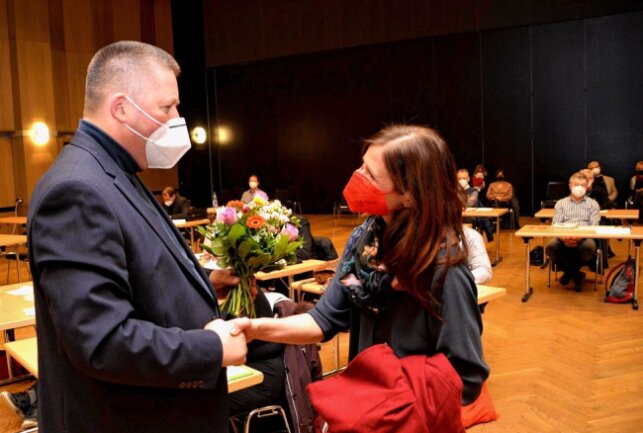 Sven Gerbeth (FDP) verabschiedet Juliane Pfeil (SPD) mit Blumen. Foto: Karsten Repert