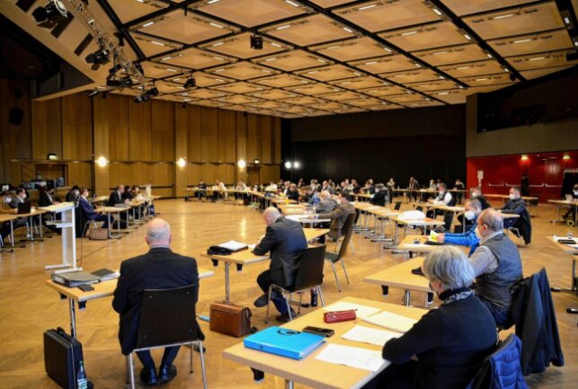 Die Stadtratssitzungen finden derzeit in der Festhalle Plauen statt. Foto: Karsten Repert