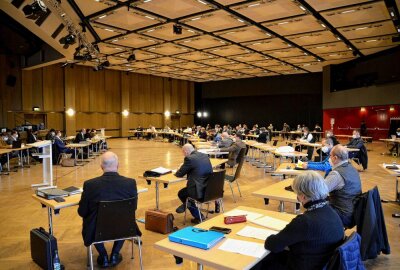Neuer Bürgermeister von Plauen vereidigt - Die Stadtratssitzungen finden derzeit in der Festhalle Plauen statt. Foto: Karsten Repert