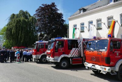 Neuer Einsatzleitwagen für die Gornauer Feuerwehr - Dank der Präsent mehrerer umliegender Wehren gab es eine große Technikschau. Foto: Andreas Bauer