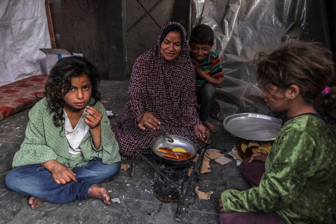 Neuer Geisel-Deal statt Offensive in Rafah? - Eine palästinensische Familie kocht in einem behelfsmäßigen Zelt in Rafah.