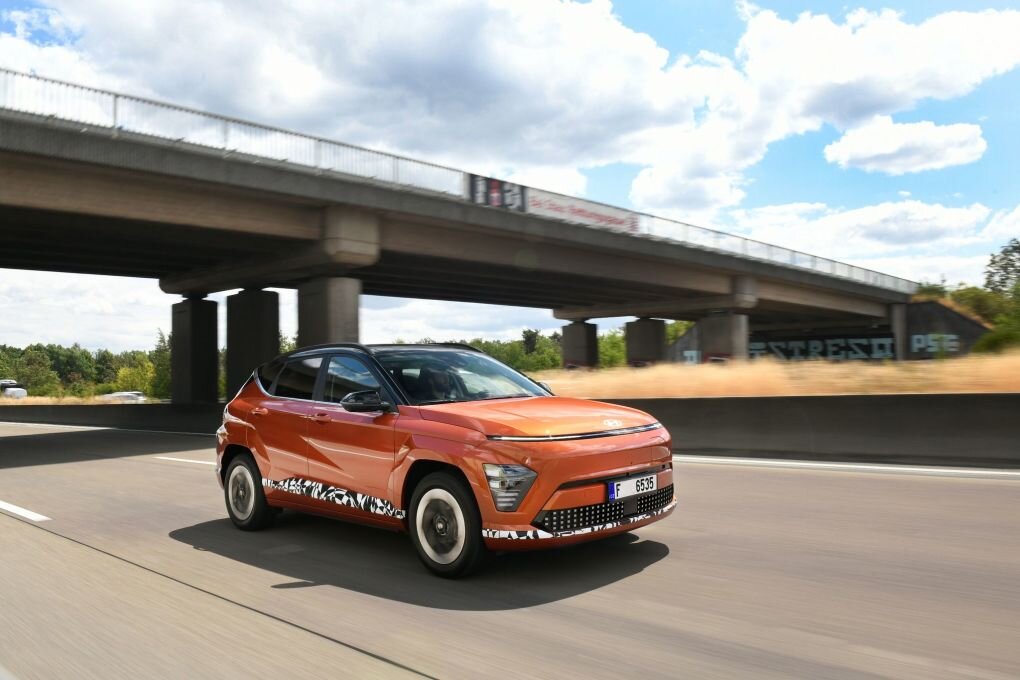Neuer Hyundai Kona rollt mit 500 Kilometern Reichweite vor - SUV mit Antriebsvielfalt: Hyundai bietet den Kona mit Verbrenner, als Hybrid und als reines E-Auto an.