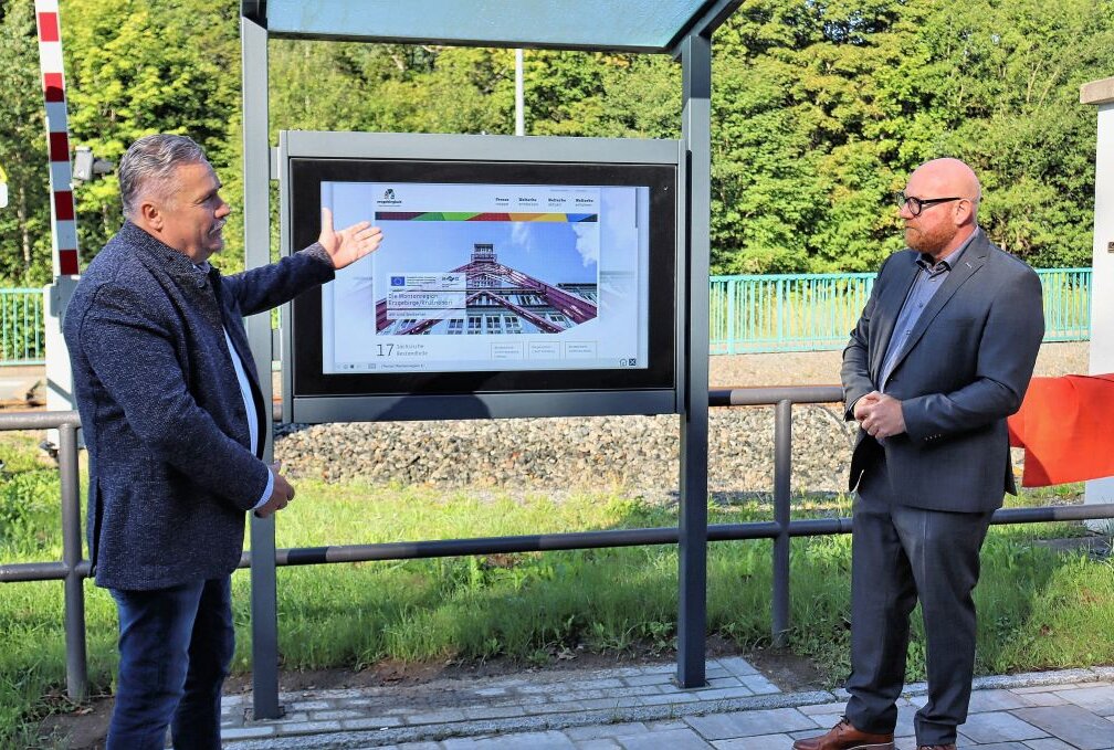 Der neue "Smart Rail Connectivity Campus Infopoint" am Unteren Bahnhof in Annaberg-Buchholz wurde am Freitag von Sören Claus, dem Geschäftsführer der SRCC gGmbH (r.) und Oberbürgermeister (OB) Rolf Schmidt eingeweiht. Foto: Ilka Ruck