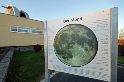 Ein imposantes Foto vom Mond  mit Informationen zu den Mond-Missionen gehört ebenfalls zu den Neuanschaffungen. Foto Thomas Voigt 