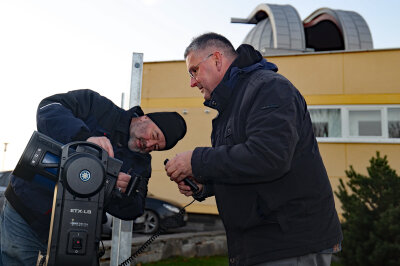 Sternwarten-Leiter Olaf Graf (re.) und  Peter Kroll , Spezialist für Astronomie und Informationstechnologie, testeten  vor Ort die Beobachtungstechnik.  Foto: Thomas Voigt    