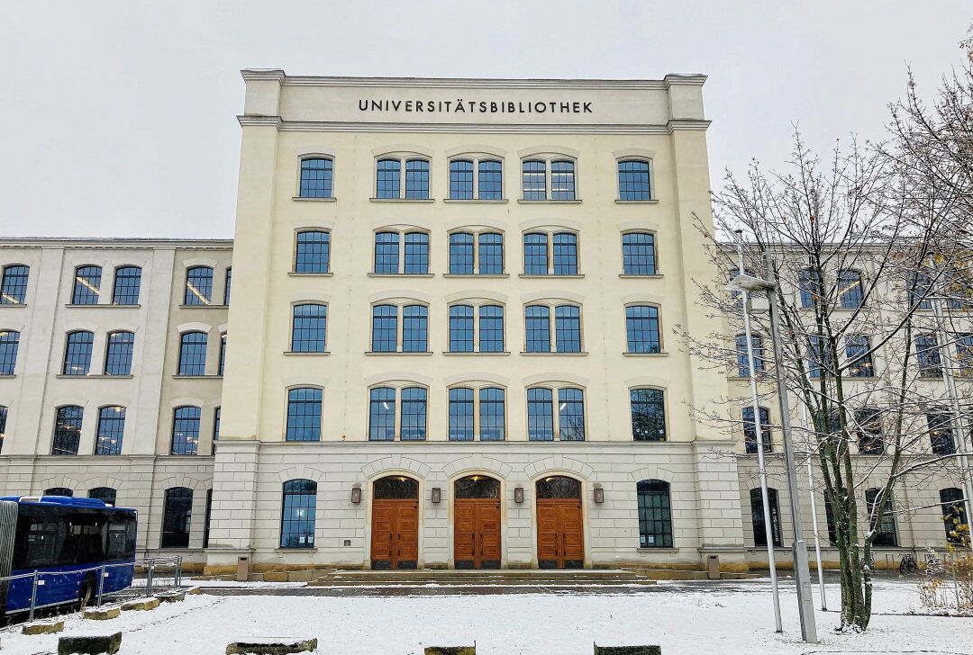 Neuer Name für Universitätsbibliothek der TU Chemnitz? - Bis jetzt steht "Universitätsbibliothek" über der Bücherei. Vielleicht kommt bald ein anderer Name an das Gebäude. Foto: Steffi Hofmann