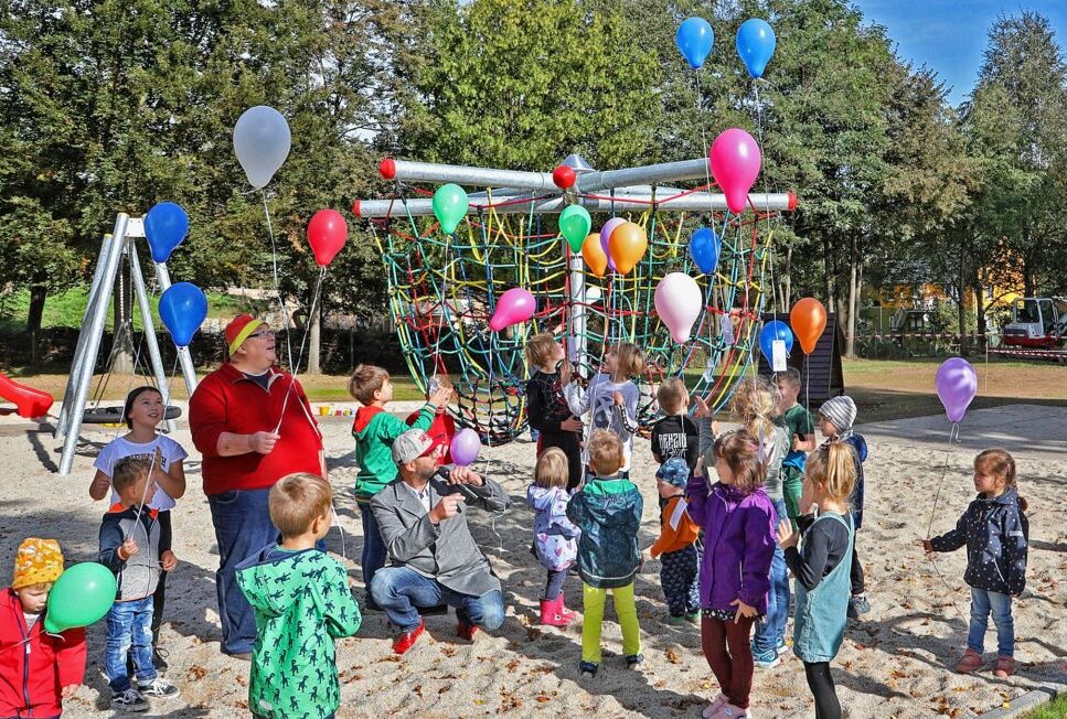 Der neue Spielplatz wurde freudig mit Luftballons eingeweiht. Foto: Andreas Kretschel