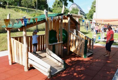 Neuer Spielplatz für das Schönbrunner "Zwergenland" - Das Klettergerüst aus Holz ist dem Alter der Kinder entsprechend niedrig. Foto: Andreas Bauer