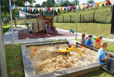 Neuer Spielplatz für das Schönbrunner "Zwergenland" - Ein Sandkasten durfte bei der neuen Einrichtung natürlich nicht fehlen. Foto: Andreas Bauer