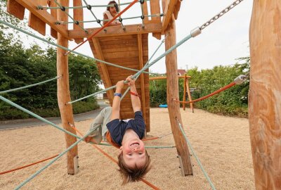 Neuer Spielplatz in Auerbachs "Vogelsiedlung" - Kopfüber in den Seilen hängen macht viel Spaß. Foto: Thomas Voigt