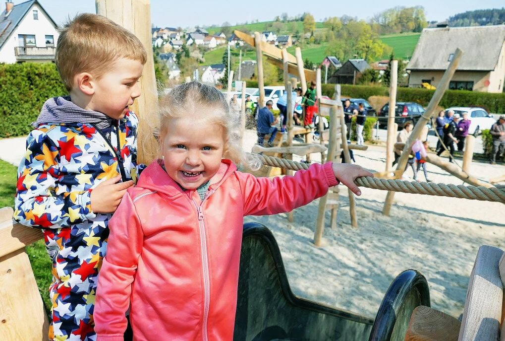 Neuer Spielplatz in Grießbach bringt Kinder zum Strahlen - Über einen neuen Spielplatz dürfen sich die Kinder in Grießbach freuen. Foto: Andreas Bauer