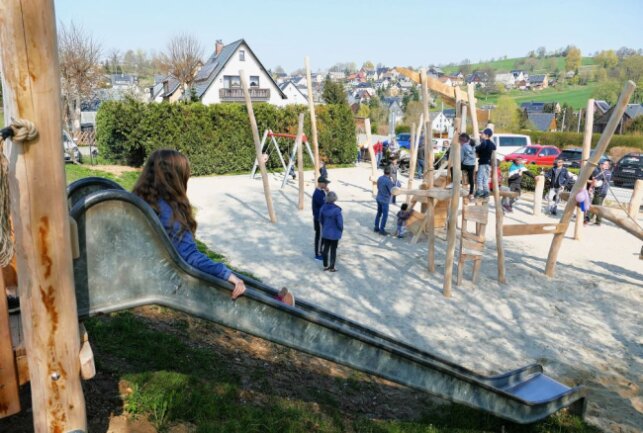 Neuer Spielplatz in Grießbach bringt Kinder zum Strahlen - Auch eine große Rutsche gehört zum Spielplatz. Foto: Andreas Bauer