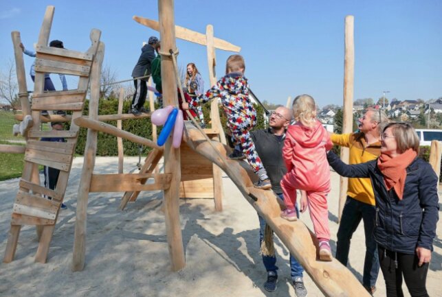 Neuer Spielplatz in Grießbach bringt Kinder zum Strahlen - Sofort nach der Einweihung probierten viele Kinder des Ortes das neue Klettergerüst aus. Foto: Andreas Bauer