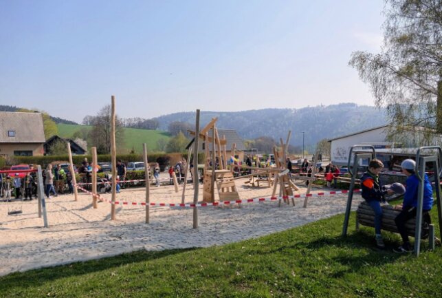 Neuer Spielplatz in Grießbach bringt Kinder zum Strahlen - Obwohl die Sandfläche schon jetzt gut gefüllt ist, wartet auf die Kinder noch eine Erweiterung des Spielplatzes. Foto: Andreas Bauer