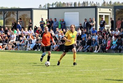 Neuer Sportplatz eingeweiht: SV Linda gegen SG Dynamo Dresden - Insgesamt 650 Zuschauer verfolgten das Spiel. Foto: Knut Berger