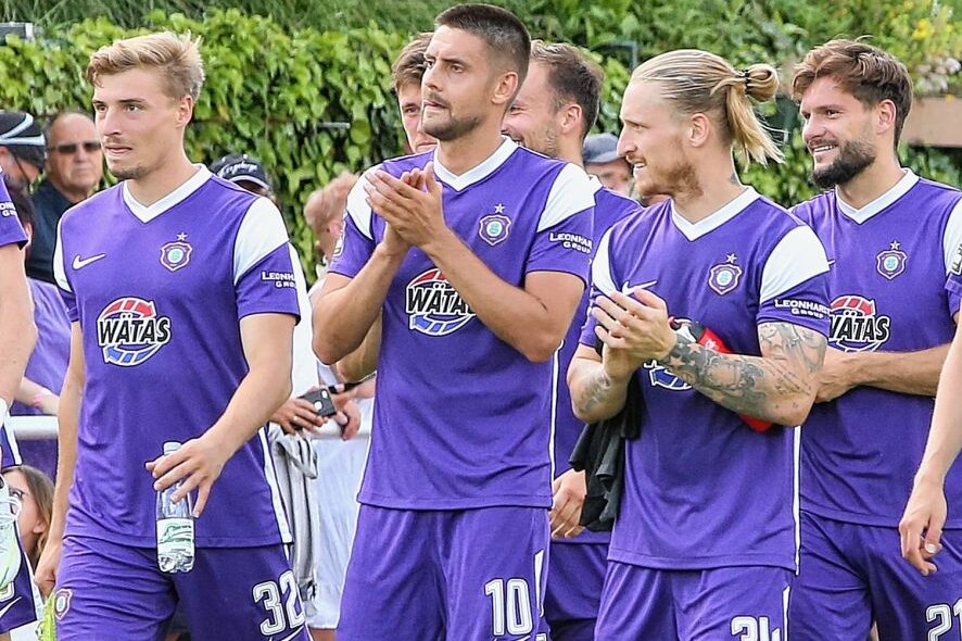 Dimitrij Nazarov (Mitte) ist neuer Kapitän des FC Erzgebirge Aue. Foto: Katja Lippmann-Wagner