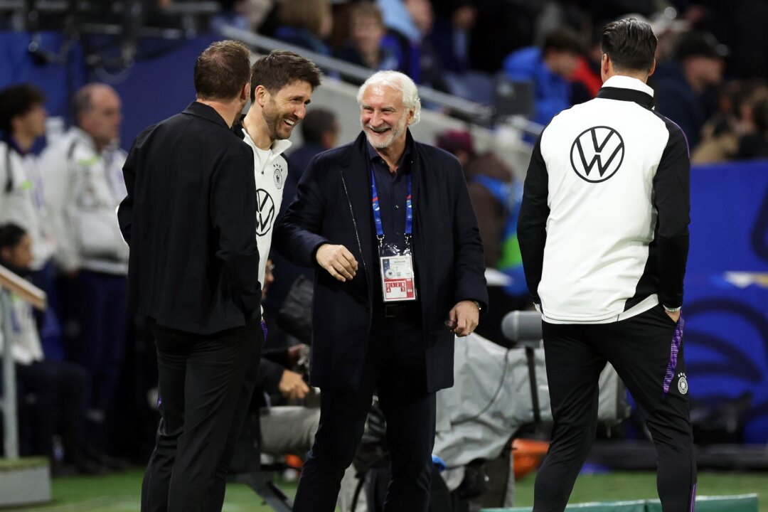 Neuer Vertrag: Nagelsmann zitiert Völlers "schaun mer mal" - Deutschlands Sportdirektor Rudi Völler (M) und Bundestrainer Julian Nagelsmann (l) lachen vor dem Spiel.