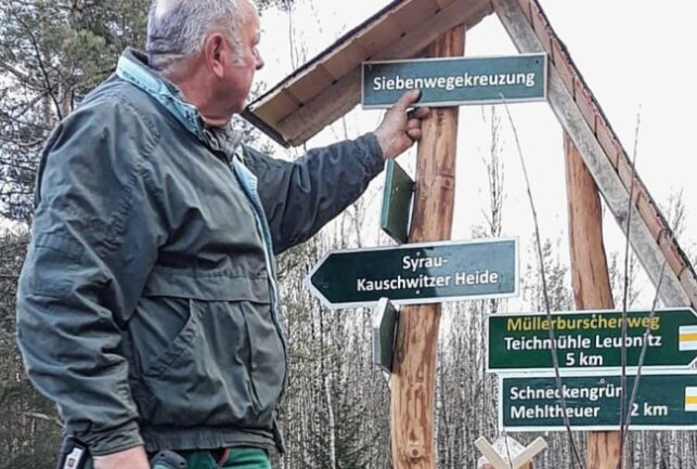 Neuer Wegweiser für Wanderer an Siebenwegekreuzung bei Syrau - Wegewart Klaus Wunderlich stellt den neuen Wegweiser auf. Foto: H. Löffler