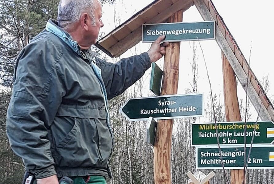 Wegewart Klaus Wunderlich stellt den neuen Wegweiser auf. Foto: H. Löffler