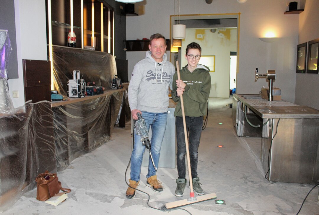 Neueröffnung von Traditionscafè Meyer in Limbach rückt näher - Sascha Baumann und Sohn Fabian freuen sich auf die Eröffnung des Cafès. Foto: A.Büchner