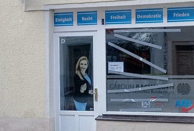 Neues AfD-Parteibüro in Freiberg von Unbekannten beschädigt -  Mit einem Betonpflasterstein haben Unbekannte in der Nacht zum Mittwoch mehrfach die Fensterscheibe des AfD-Büros in der Burgstraße in Freiberg eingeworfen. Foto: Büro Carolin Bachmann
