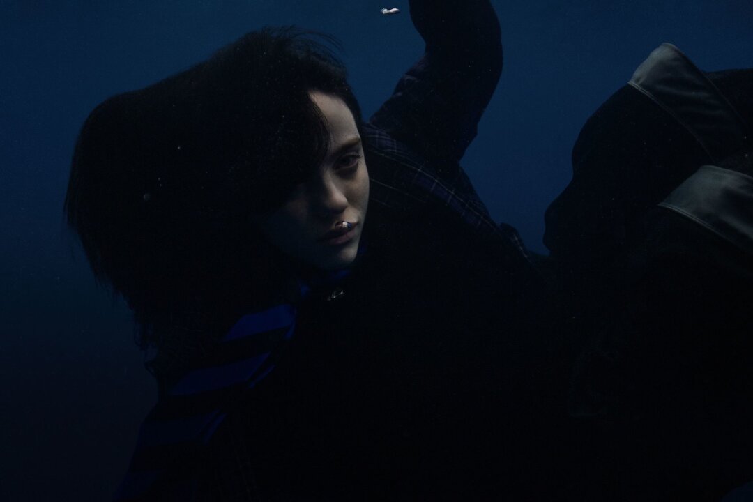 Neues Album von Billie Eilish - Spannende Ausreißer-Momente - Billie Eilish allein unter Wasser.
