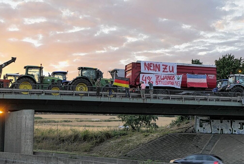 Landwirte streikten gestern auf der B107-Autobahnbrücke. Foto: Sören Müller