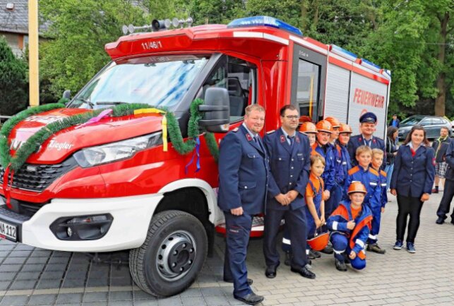 Neues Einsatzfahrzeug zum 185. Geburtstag - Das große Geschenk für die Niederalbertsdorfer Feuerwehr. Foto: Michel