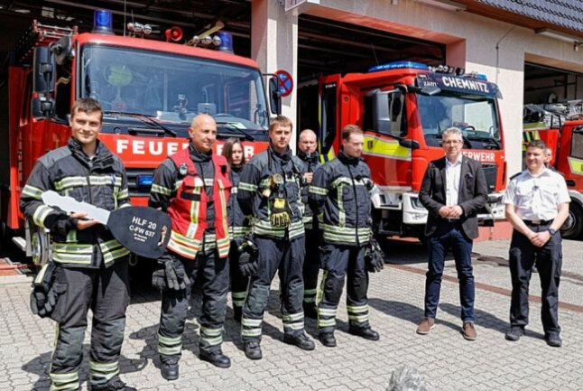 Bürgermeister Ralph Burghart übergibt ein neues Hilfeleistungslöschgruppenfahrzeug (HLF 20) an die Kameraden der Feuer- und Rettungswache 2 in Chemnitz. Foto: Harry Härtel