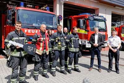 Neues Fahrzeug für die Feuer- und Rettungswache 2 - Bürgermeister Ralph Burghart übergibt ein neues Hilfeleistungslöschgruppenfahrzeug (HLF 20) an die Kameraden der Feuer- und Rettungswache 2 in Chemnitz. Foto: Harry Härtel