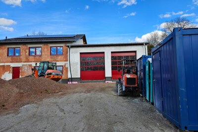 Das neue Feuerwehrgerätehaus in Auerswalde mit Containern und im Hintergrund blauem Himmel.
