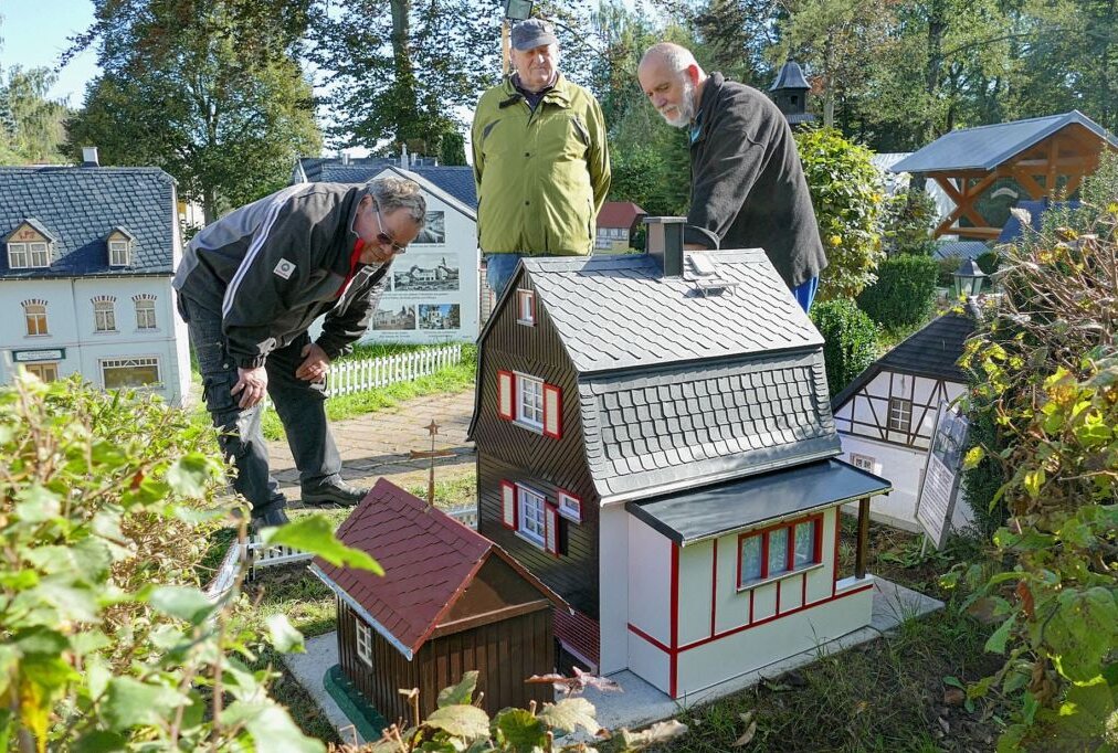 Jürgen Albert, Günter Müller und Hartmut Lehmann vor dem neuen Haus von Mini-Weißbach. Foto: Andreas Bauer