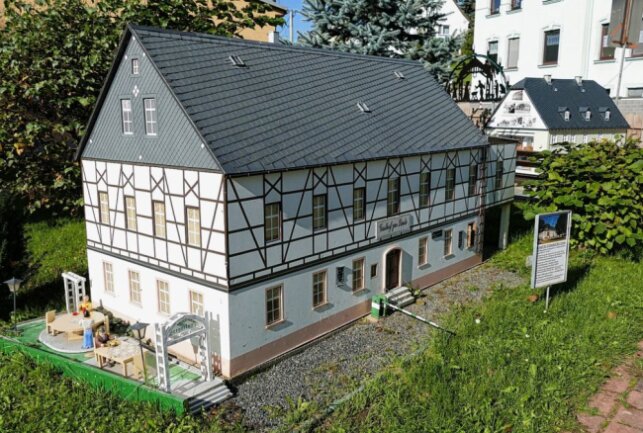 Es ist das 24. Objekt des Miniaturdorfs, in dem markante Gebäude des Ortes nachgebaut werden. Foto: Andreas Bauer