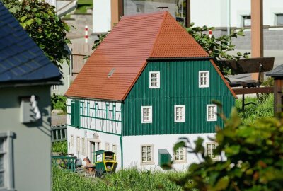 Neues Gebäude in Mini-Weißbach eingeweiht - Kleine Figuren, die sich oft auch bewegen, hauchen dem Miniaturdorf Leben ein. Foto: Andreas Bauer