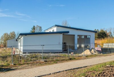 Neues Gerätehaus der Feuerwehr Hohndorf nimmt Gestalt an - Das neue Gerätehaus ist fast fertig gebaut. Foto: André März