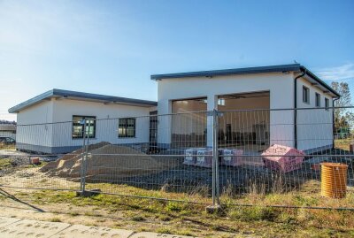 Neues Gerätehaus der Feuerwehr Hohndorf nimmt Gestalt an - Das neue Gerätehaus ist fast fertig gebaut. Foto: André März