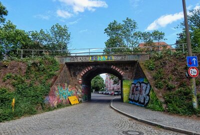 Neues Gewand für alte Bahnbrücke: Grünes Aktivband im Leipziger Osten geplant! - Die Brücke über die Theodor-Neubauer-Straße. Foto: Anke Brod