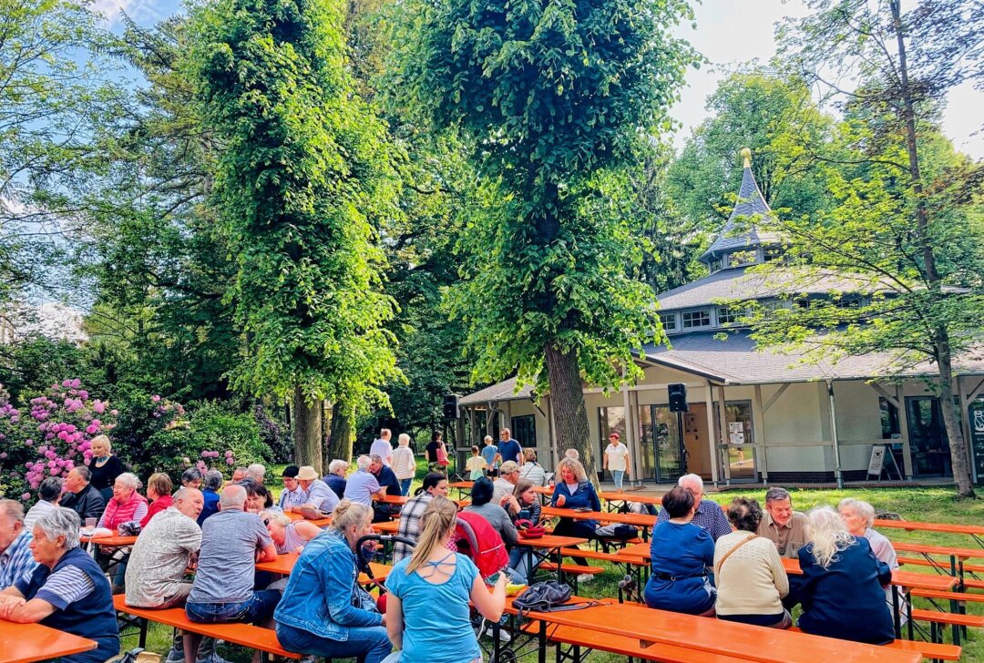 Neues Hippodrom eingeweiht - Zahlreiche Interessierte besichtigen das neu renovierte Hippodrom im Stadtpark von Limbach-Oberfrohna.  Foto: Steffi Hofmann