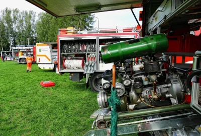 Neues Hohndorfer Feuerwehrdepot eingeweiht - Anlässlich der Technikschau hatten auch Wehren anderer Orte ihre Wagen aufgebaut. Foto: Andreas Bauer