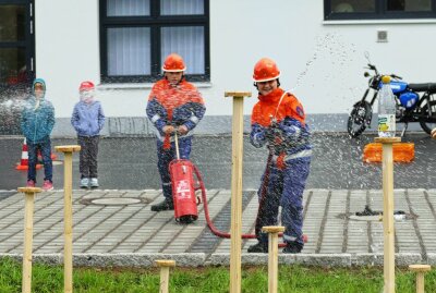 Neues Hohndorfer Feuerwehrdepot eingeweiht - Auch die Kinder-Feuerwehr zeigte bei der Einweihung ihr Können. Foto: Andreas Bauer