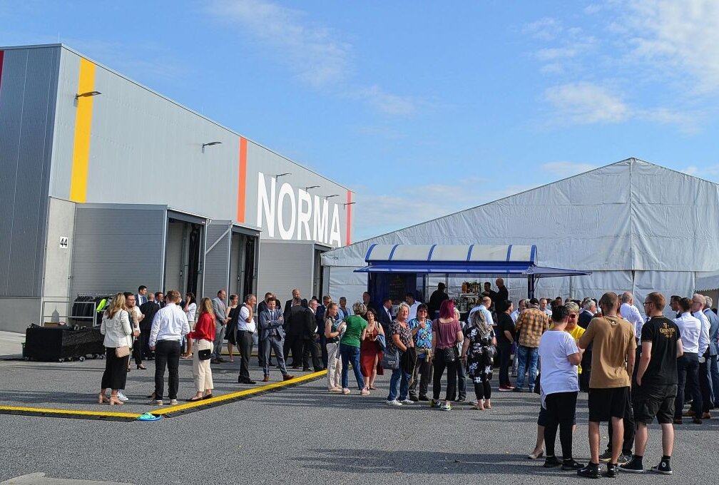 Grund zum Feiern: Am Samstag wurde am Norma-Standort Rossau das neue Kühl- und Tiefkühllogistikzentrum eingeweiht. Foto: Jürgen Sorge