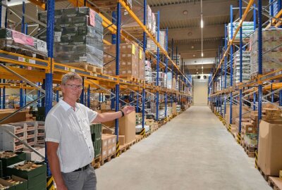 Neues Kühl- und Tiefkühl-Logistikzentrum geht in Betrieb - Lutz Engelmeier, stellvertretender Betriebsleiter, zeigt das Kühlhaus. Foto: Jürgen Sorge