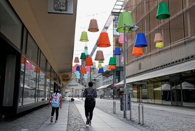 Neues Kunstprojekt der Stadt Chemnitz: Leuchtende Lampenschirme in der City - Am Donnerstagabend leuchteten die Lampenschirme schon wundervoll. Foto: Harry Härtel