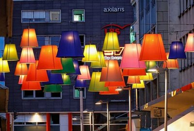 Neues Kunstprojekt der Stadt Chemnitz: Leuchtende Lampenschirme in der City - Am Donnerstagabend leuchteten die Lampenschirme schon wundervoll. Foto: Harry Härtel