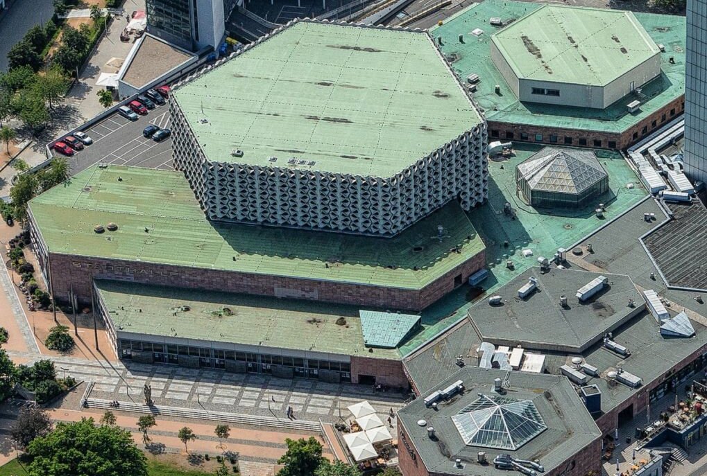 Neues Kunstprojekt für Chemnitzer Dachflächen - Das Kunstwerk wird sich über das Dach des großen Saals der Stadthalle sowie die beiden vorgelagerten Dächer erstrecken. Foto: Dirk Hanus 