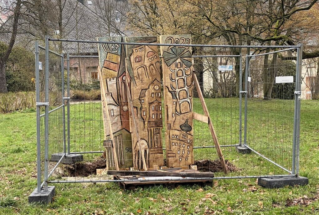 Neues Kunstwerk im oberen Stadtgarten von Aue aufgestellt - Im oberen Bereich des Auer Stadtgartens ist die dreiteilige Stele von Paul Brockhage aufgestellt worden. Foto: Ramona Schwabe