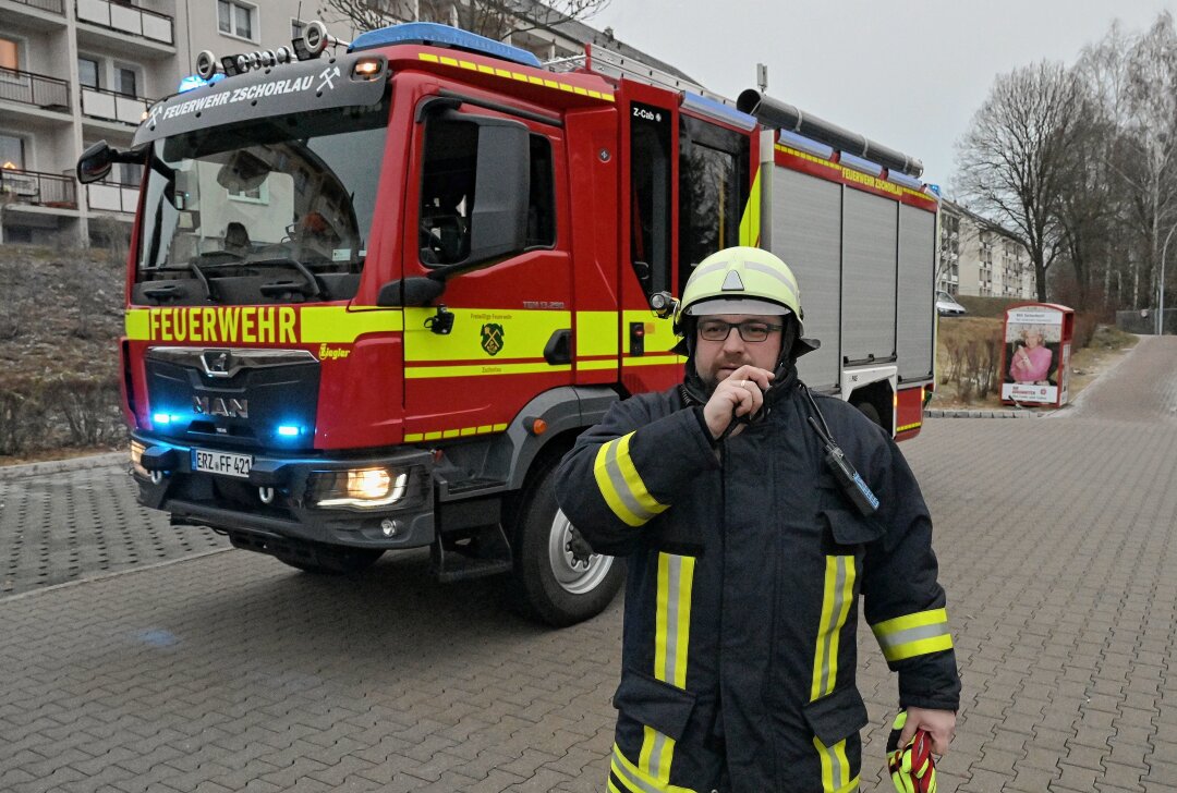Neues Löschfahrzeug für Freiwillige Feuerwehr Zschorlau - Maschinist Andre Schleußner vor dem neuen LF10 der FreiwilligenFeuerwehr Zschorlau. Foto: Ralf Wendland