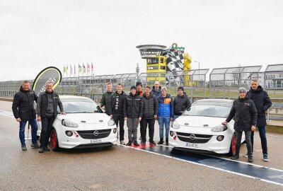 Neues Motorsport-Projekt ins Leben gerufen - Die Teilnehmer und Instruktoren der Premierenveranstaltung der ADAC Sachsen Rallye Schule. Foto: Thorsten Horn