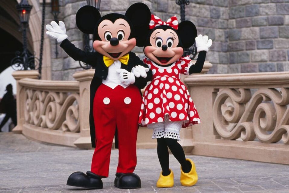 Ein rotes Kleid mit weißen Punkten, so kennt man Minnie Maus. Anlässlich des Disneyland-Paris-Jubiläums wurde ihr nun ein neues Outfit verpasst - ein blauer Hosenanzug.
